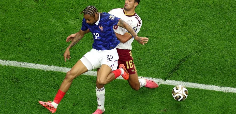 Jugadores luchando por el balón en el partido