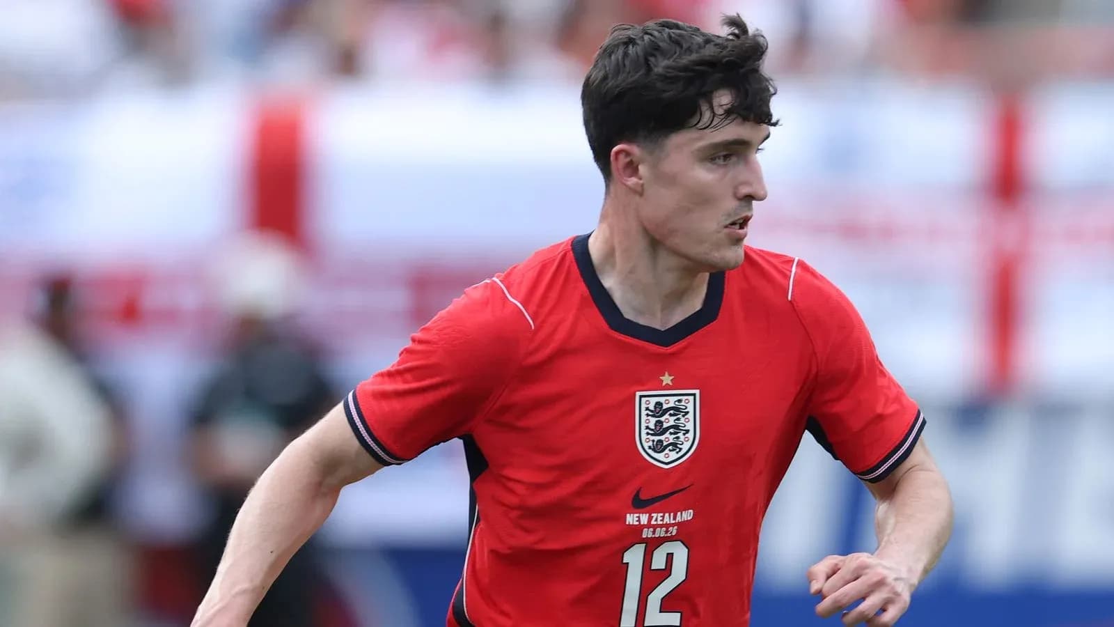 Jugador de Inglaterra corriendo con balón en el campo