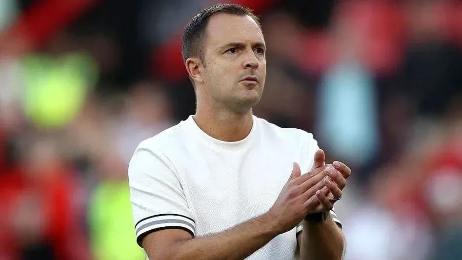 Entrenador aplaudiendo durante un partido de fútbol