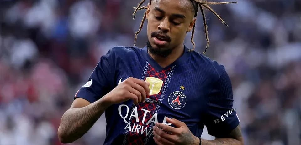 Jugador del PSG mostrando su medalla de campeón