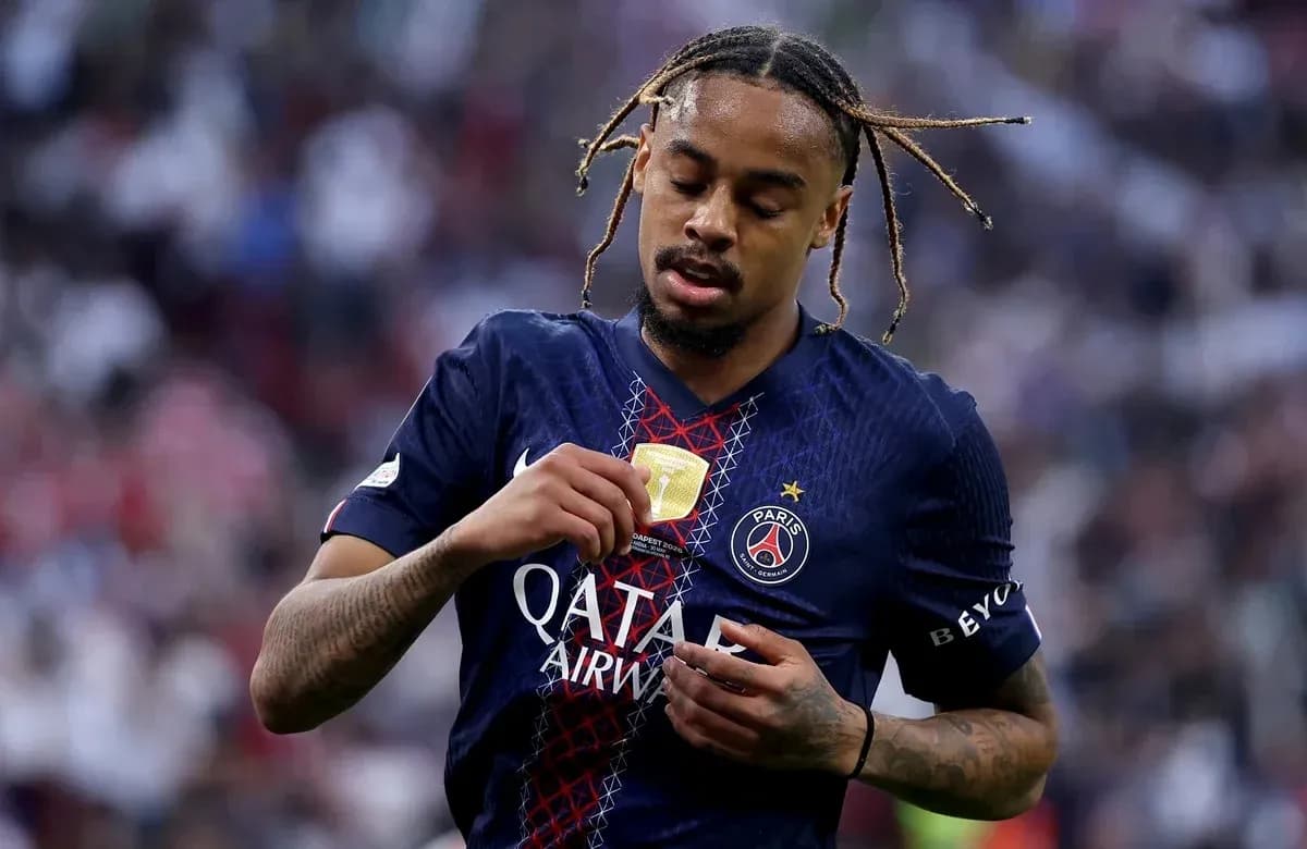 Jugador del PSG mostrando su medalla de campeón