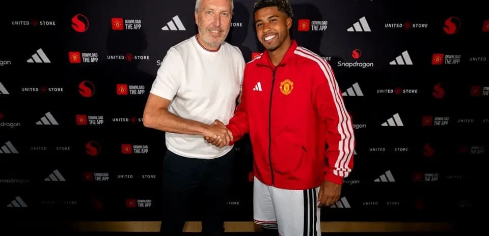 Jugador de Manchester United y representante estrechando manos