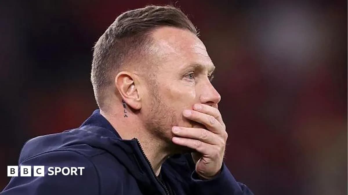 Entrenador preocupado durante un partido de fútbol