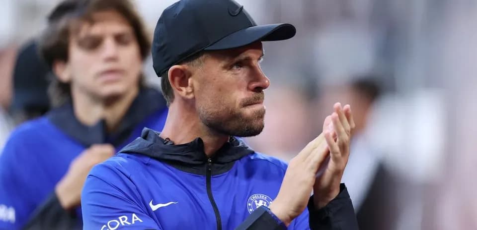 Entrenador aplaudiendo durante un partido de Chelsea