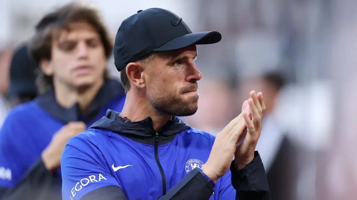 Entrenador aplaudiendo durante un partido de Chelsea