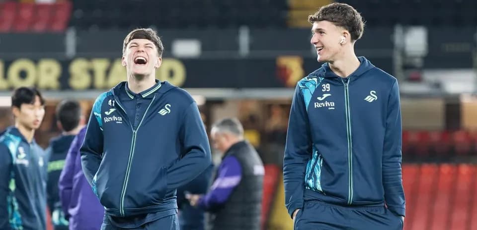 Jugadores de Swansea sonriendo durante calentamiento