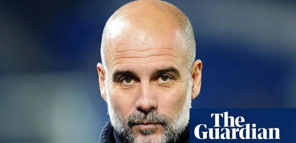 Entrenador con barba en un evento deportivo