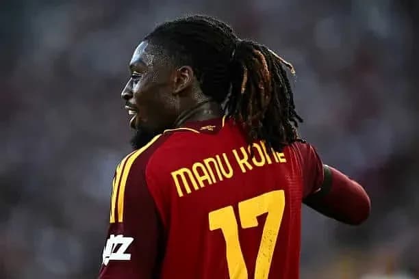 Jugador con camiseta roja y amarilla mirando hacia atrás