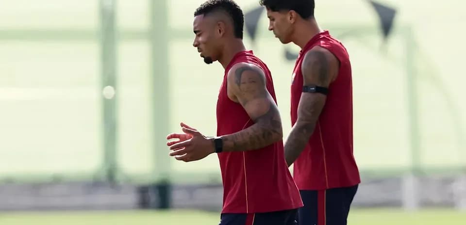 Jugadores entrenando juntos en el campo