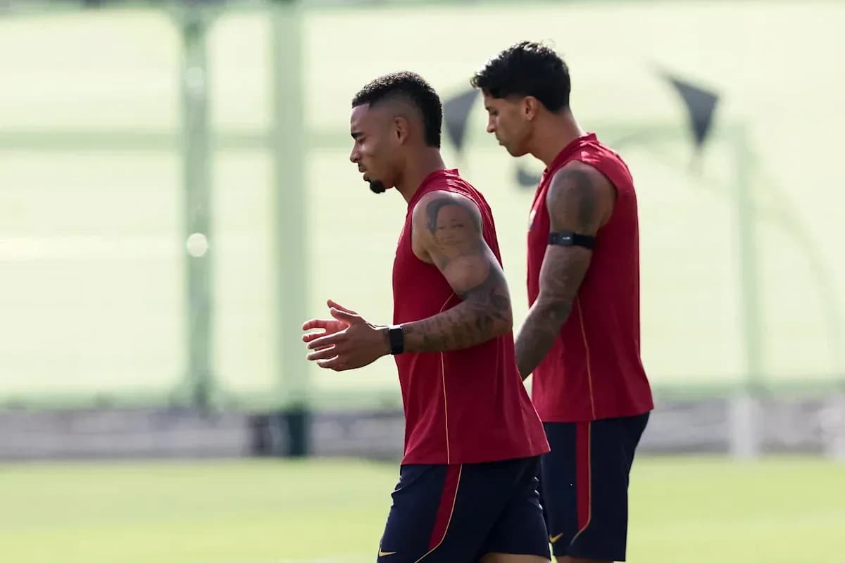 Jugadores entrenando juntos en el campo