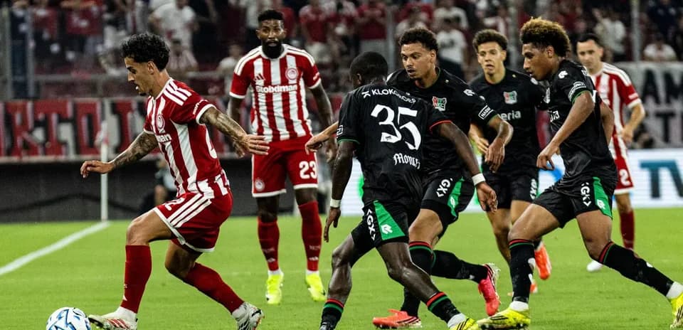 Jugadores de NEC y Olympiakos compitiendo por el balón