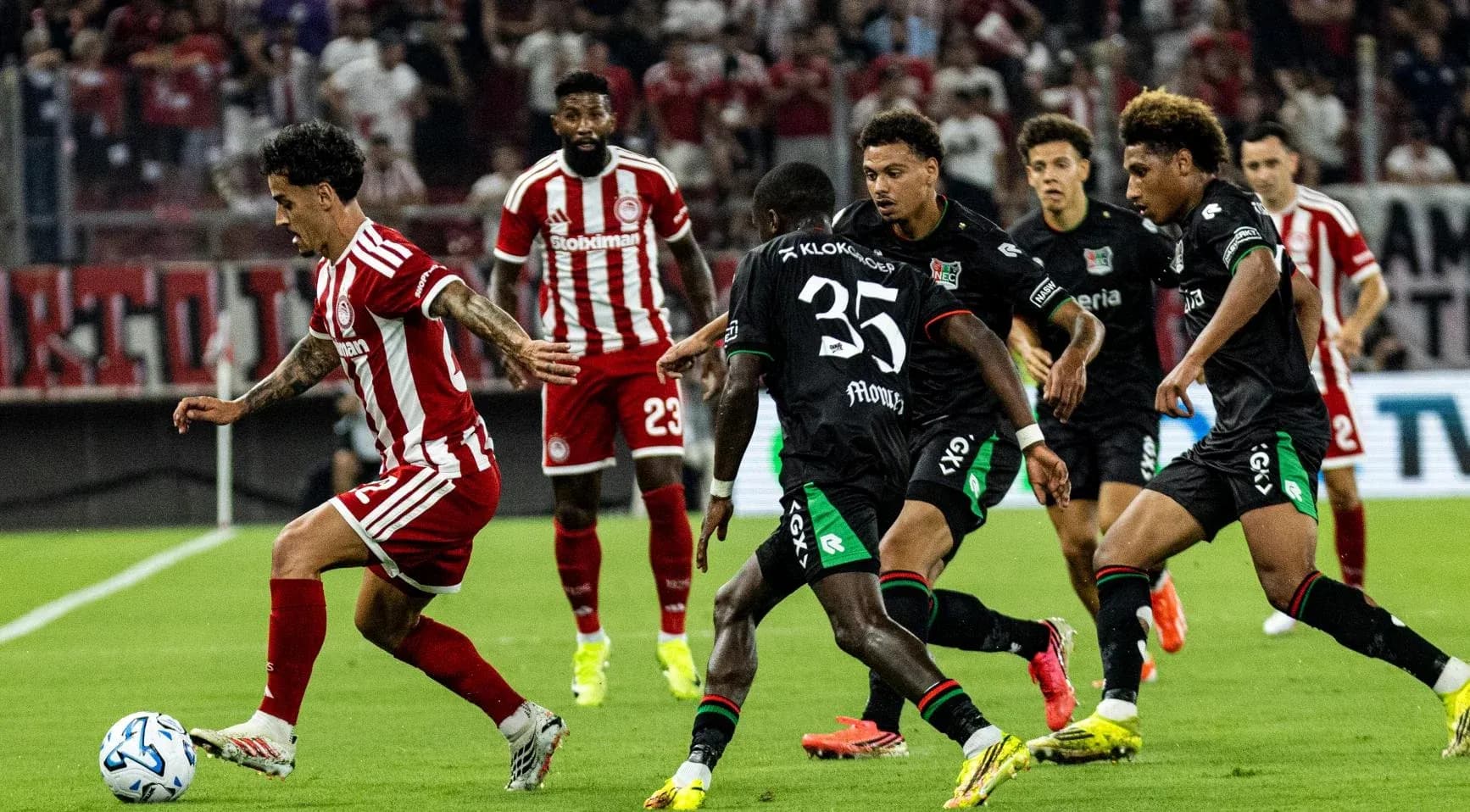 Jugadores de NEC y Olympiakos compitiendo por el balón