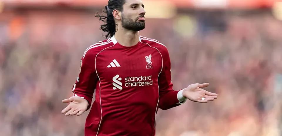 Jugador de Liverpool levantando las manos en señal de confusión