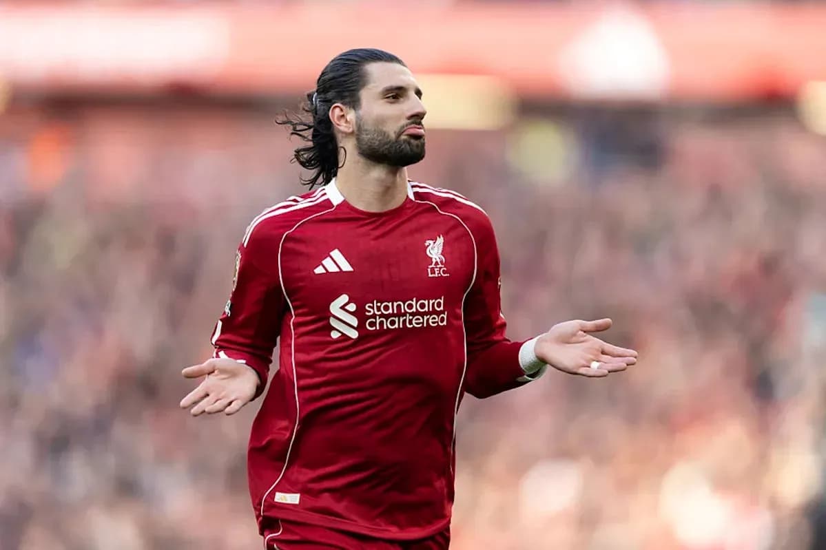 Jugador de Liverpool levantando las manos en señal de confusión