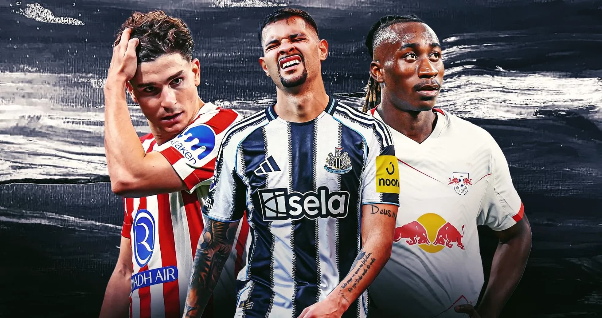 Tres jugadores de fútbol posando en fondo oscuro