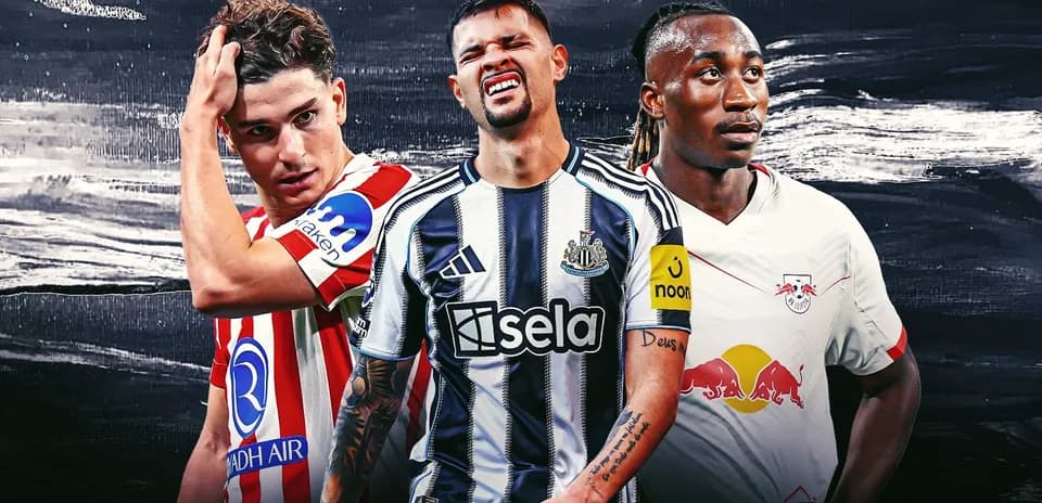 Tres jugadores de fútbol posando en fondo oscuro