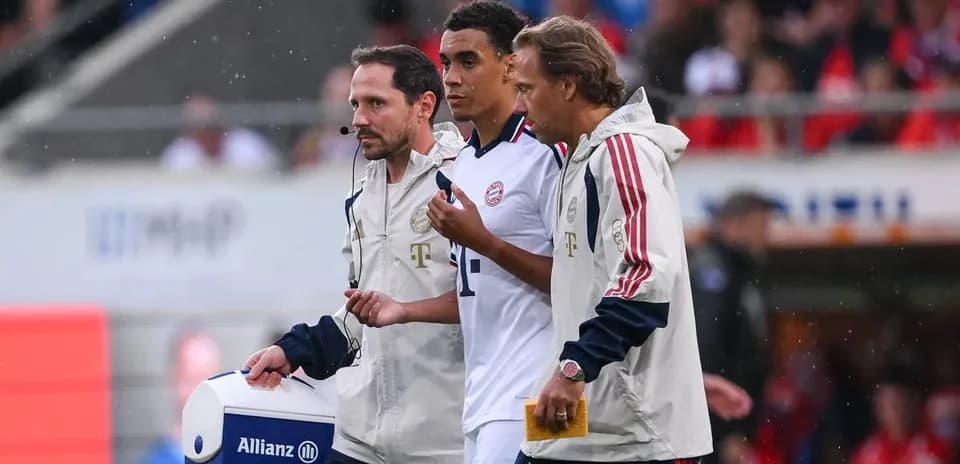 Jugador siendo asistido por el personal médico durante el partido