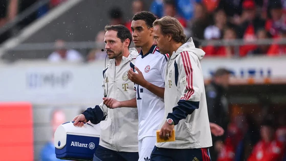 Jugador siendo asistido por el personal médico durante el partido