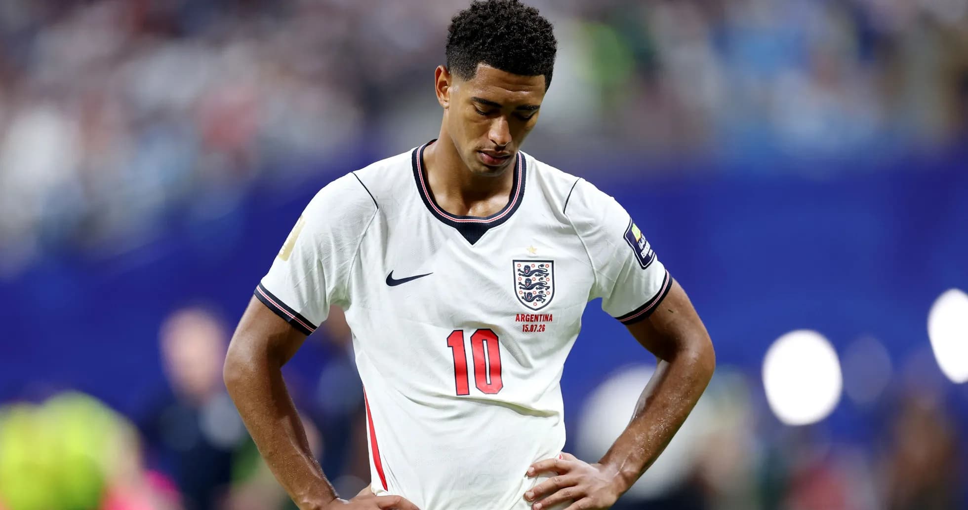 Jugador de Inglaterra con camiseta 10, mirando hacia abajo