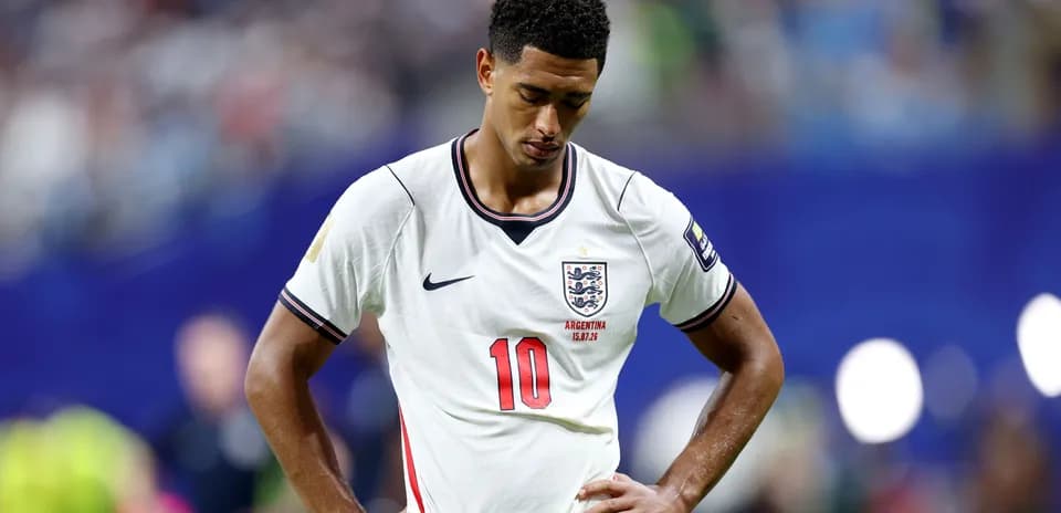 Jugador de Inglaterra con camiseta 10, mirando hacia abajo