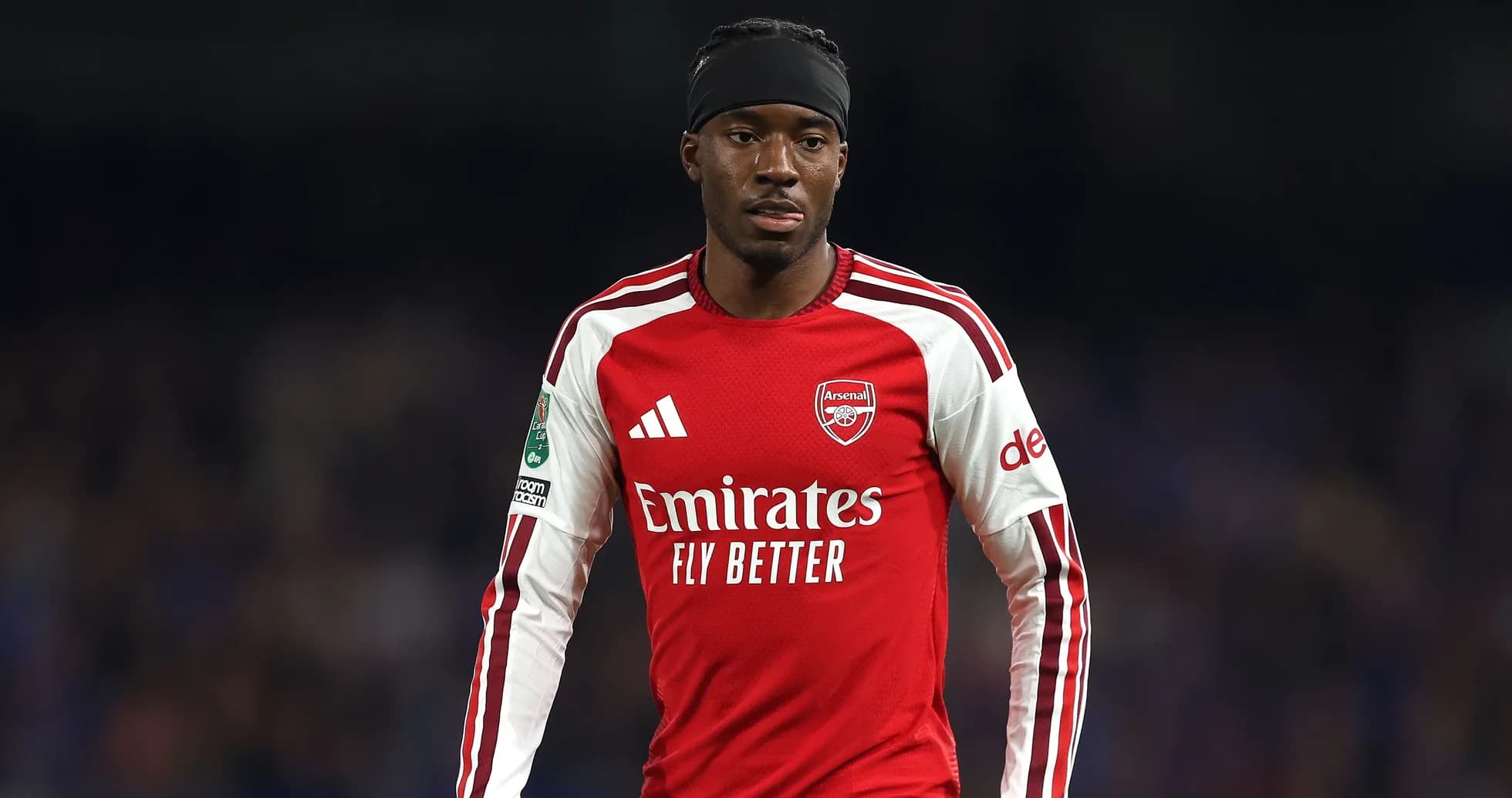 Jugador de Arsenal en uniforme rojo durante el partido