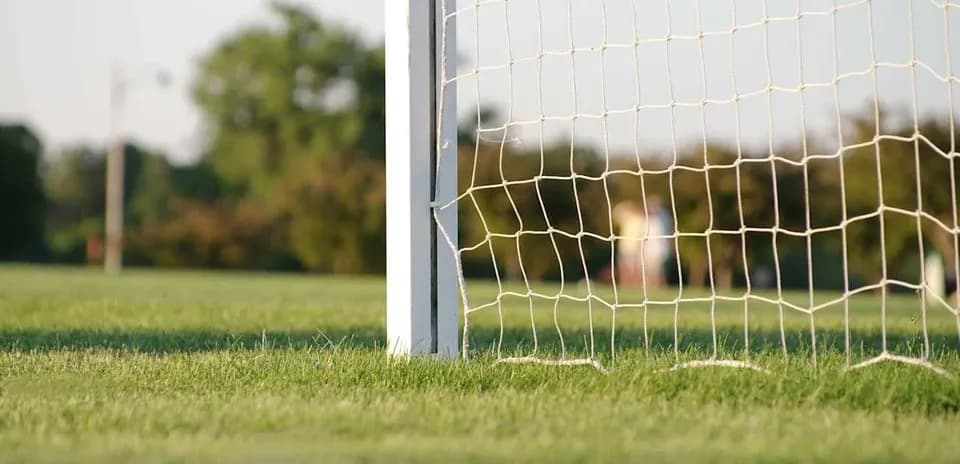 Portería de fútbol en un campo verde
