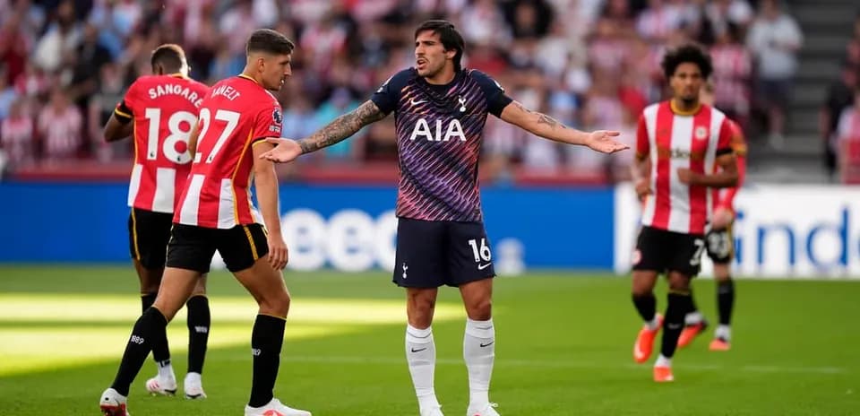Jugador de Tottenham discutiendo con rivales en el campo