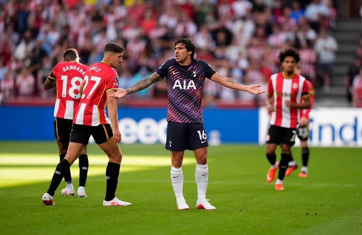 Jugador de Tottenham discutiendo con rivales en el campo