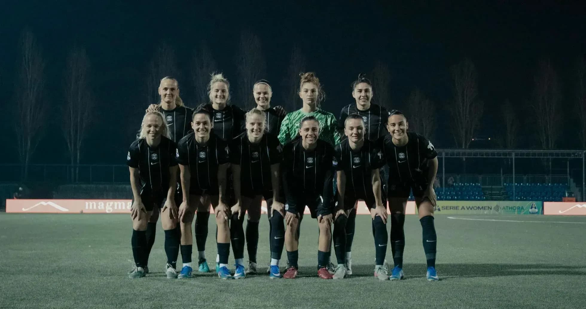 Equipo femenino de fútbol posando para la foto