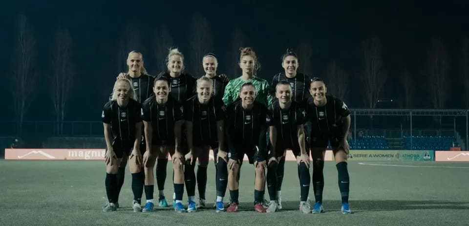 Equipo femenino de fútbol posando para la foto