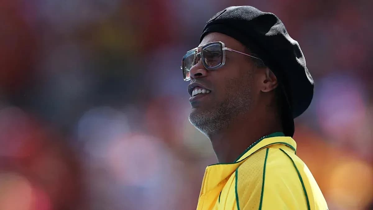 Ronaldinho con camiseta amarilla observando el partido