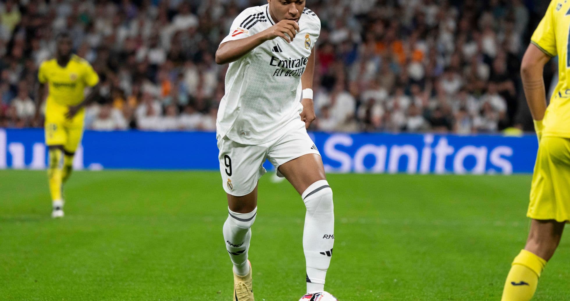 Kylian Mbappé dribbling the ball during match