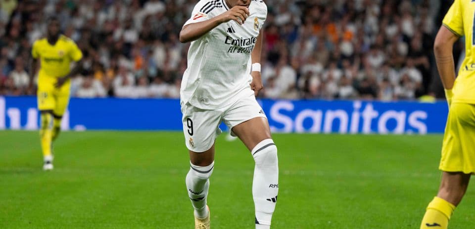 Kylian Mbappé dribbling the ball during match