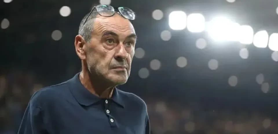 Entrenador observando el partido desde la línea lateral