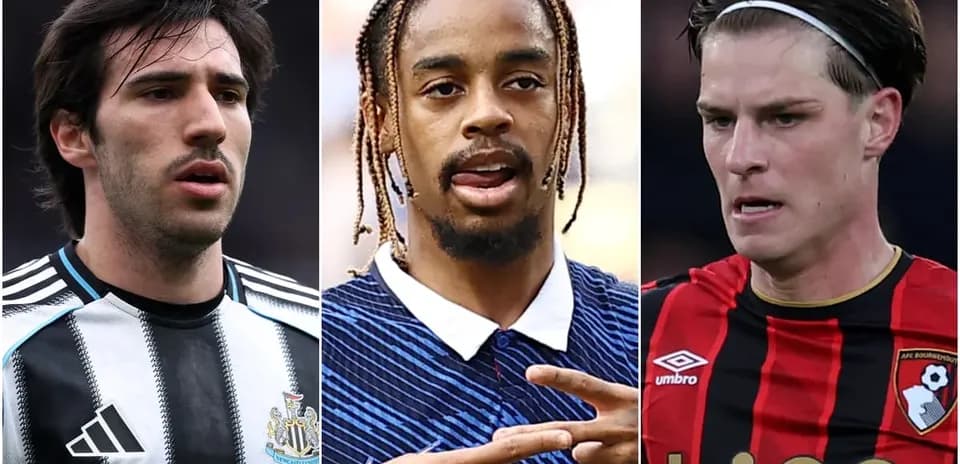 Tres jugadores de fútbol en primer plano