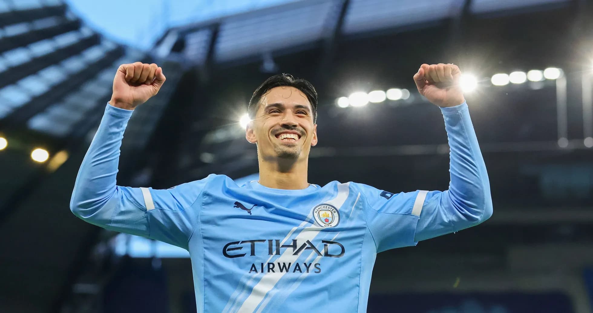 Jugador de Manchester City celebrando con los brazos levantados