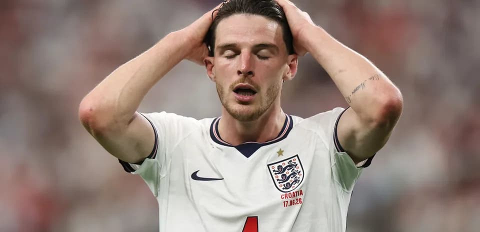 Jugador de Inglaterra con las manos en la cabeza