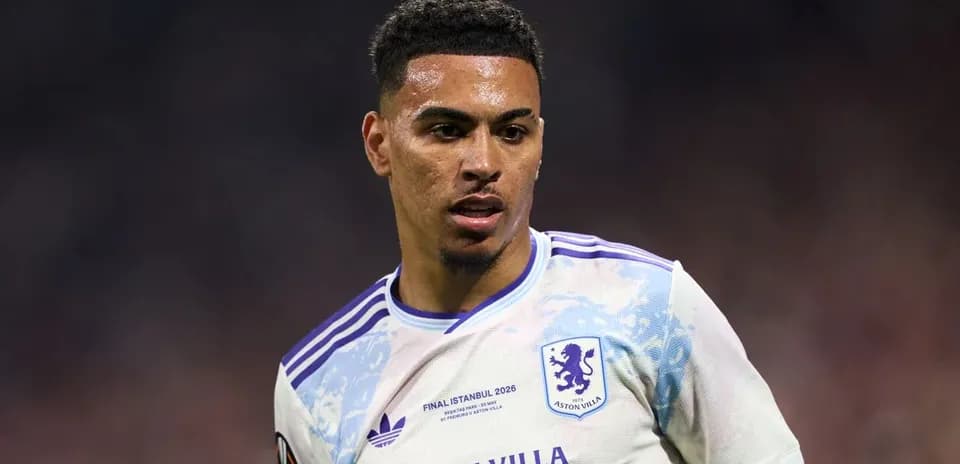 Jugador de Aston Villa en partido de fútbol