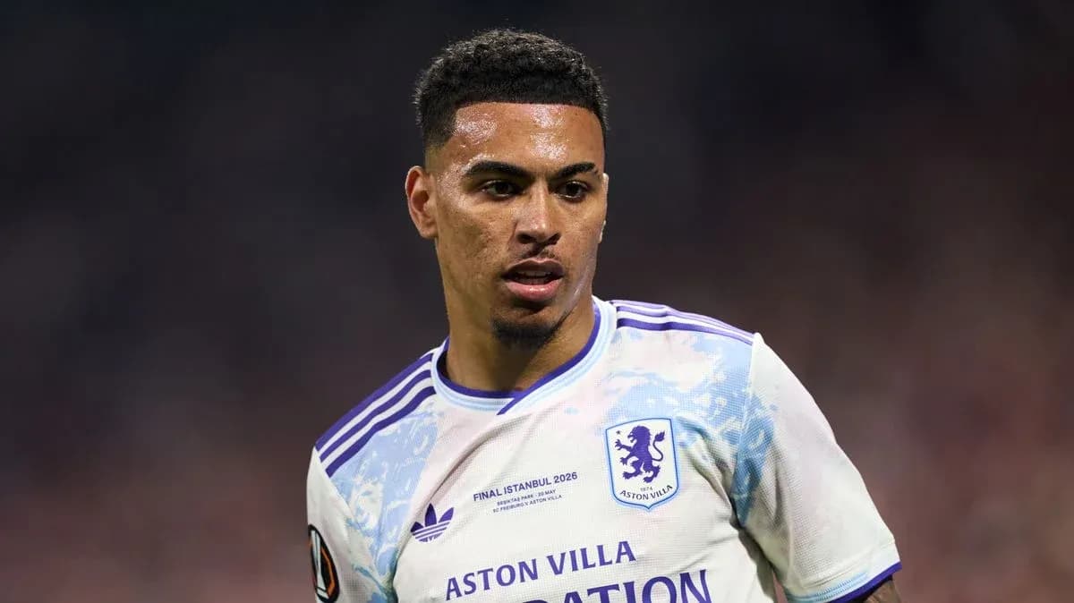 Jugador de Aston Villa en partido de fútbol