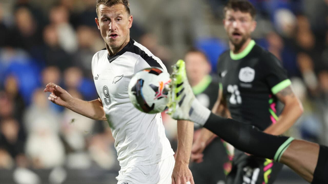 Jugador de Nueva Zelanda intentando controlar el balón