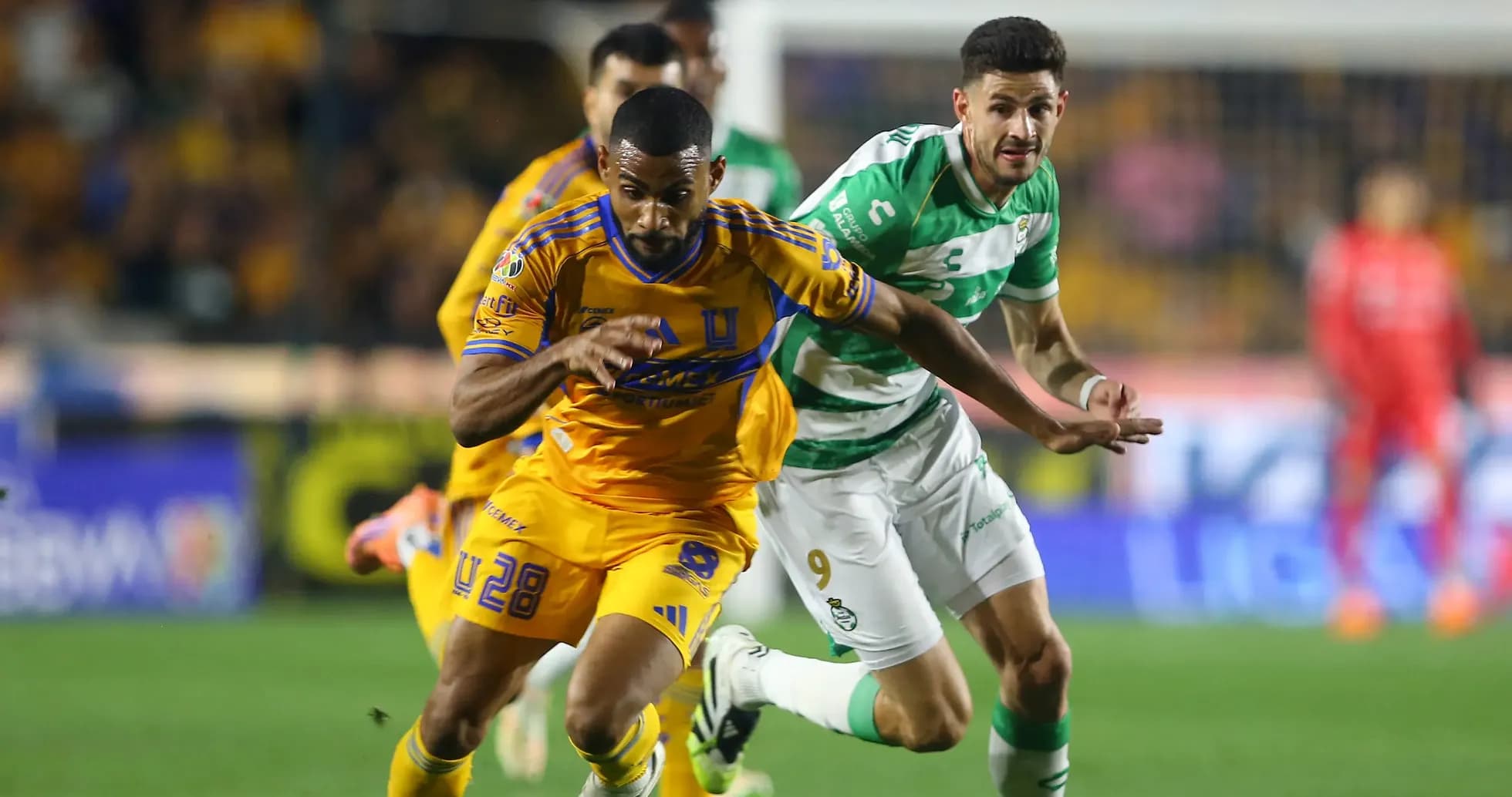 Jugadores de Tigres y Santos en acción