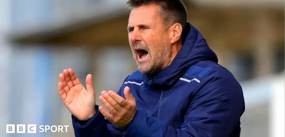 Entrenador animando a su equipo desde la banda