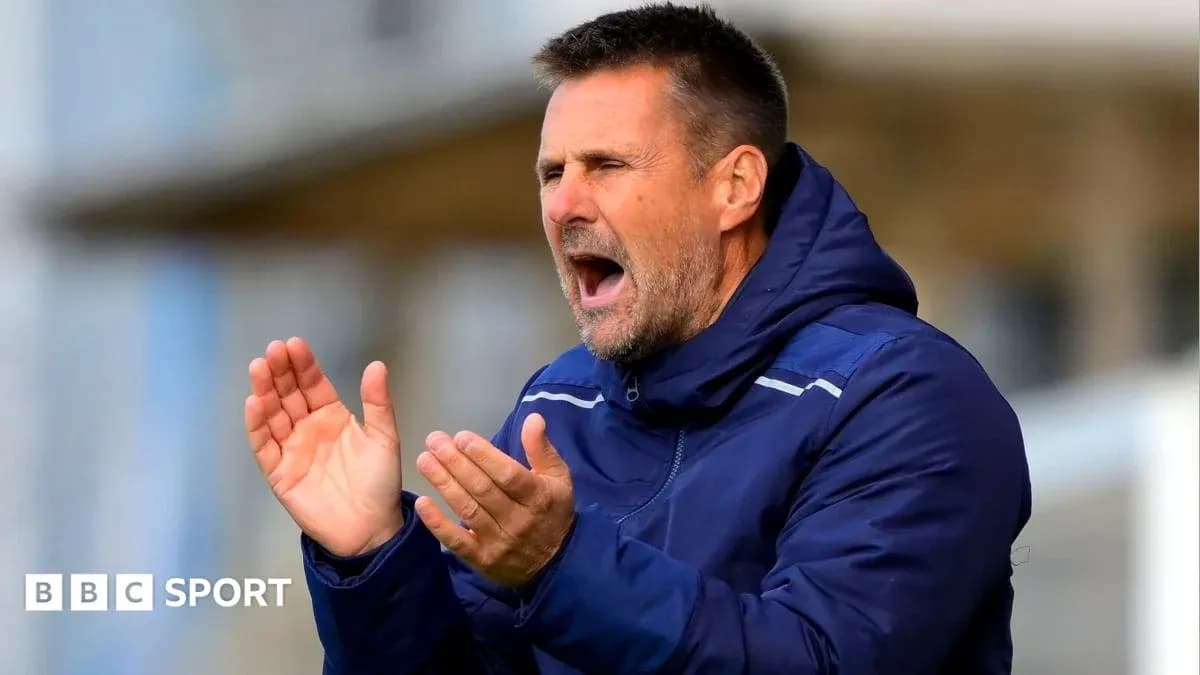 Entrenador animando a su equipo desde la banda