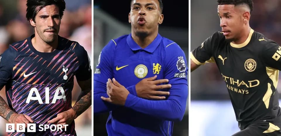 Tres jugadores de fútbol en acción durante partidos
