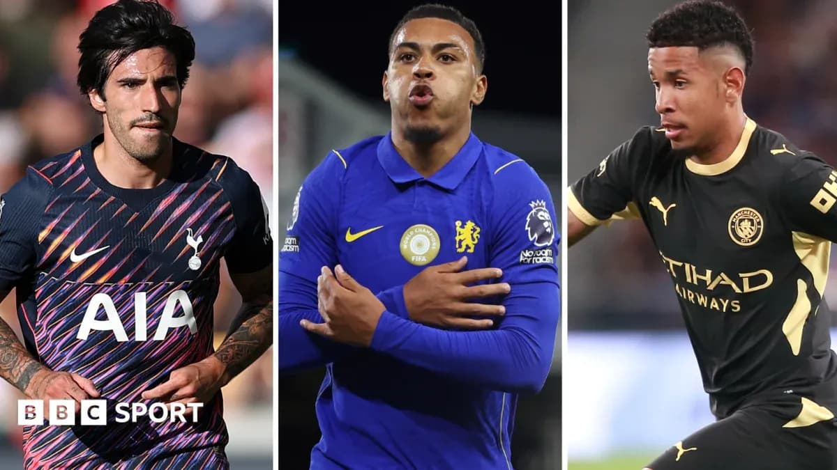 Tres jugadores de fútbol en acción durante partidos