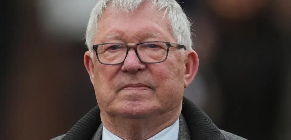 Hombre mayor con gafas y abrigo gris