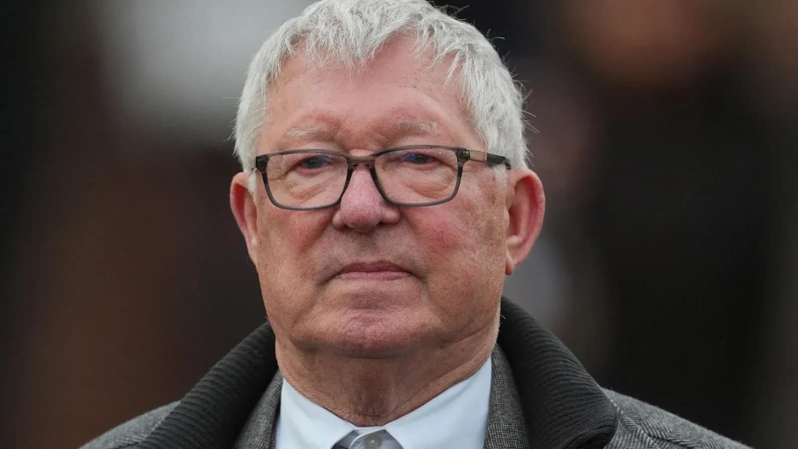 Hombre mayor con gafas y abrigo gris