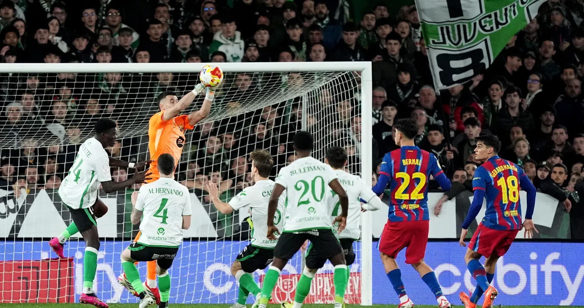 Portero atrapando el balón en el área de gol