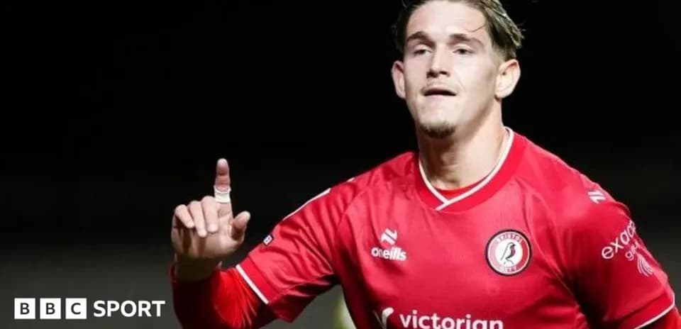 Jugador con camiseta roja celebrando un gol