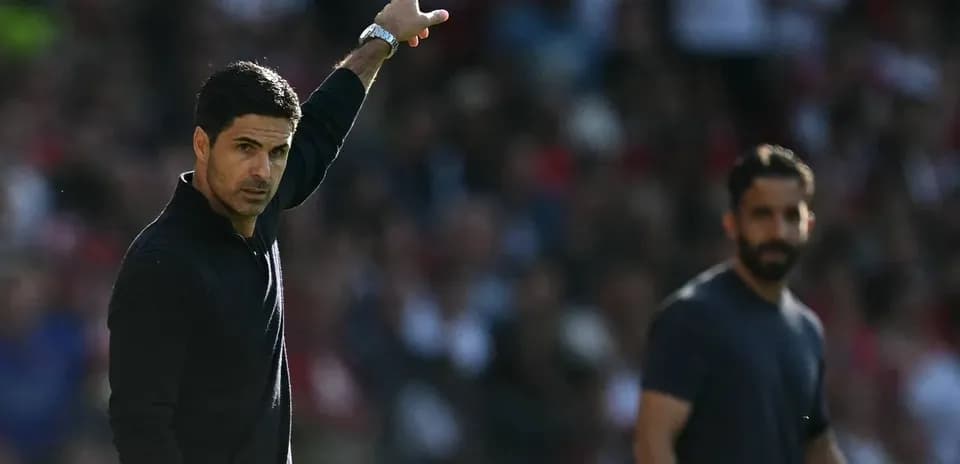 Entrenador señalando tácticas durante el partido